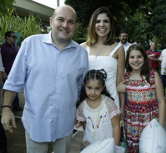 Carol e Roberto Cláudio assistem espetáculo de balé das herdeiras