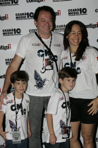Pedro Neto e Larissa Coelho com os filhos Pedrinho e Matheus