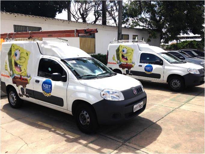 Carros da NET desfilam com adesivos de personagens do Grupo Viacom