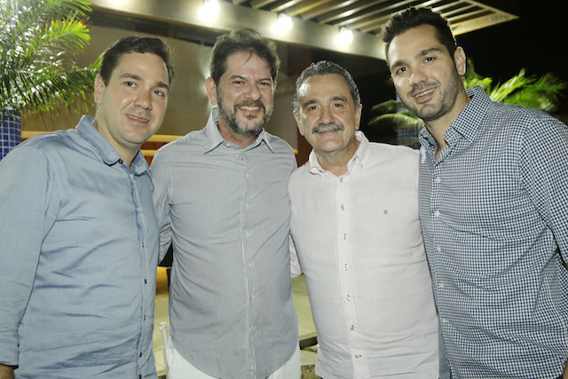 Cid Gomes dá um rasante em Aracati, antes de aterrissar em Icapuí