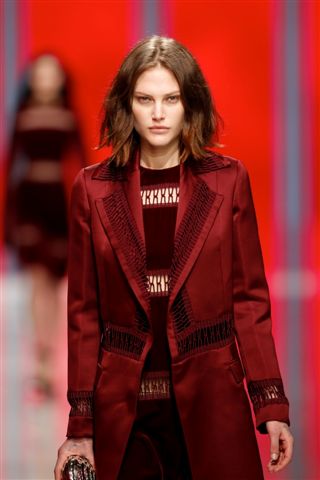 Guido Palau, da Redken, assina beleza de Christopher Kane