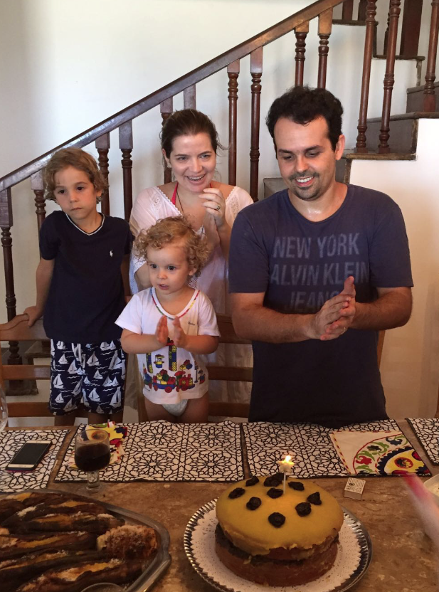 Neno Sampaio ganha sessão parabéns na Praia da Tatuba