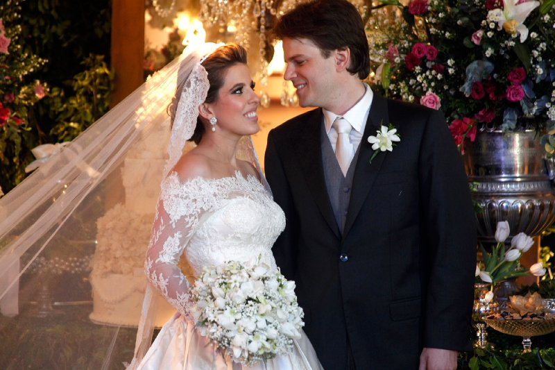 chuva de arroz - Marcella Almeida e Sílvio Sales tornam-se marido e mulher