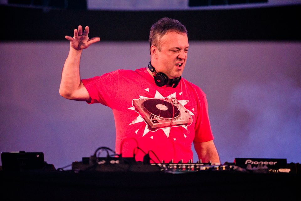 DJ Rodrigo Vieira comanda as carrapetas no H.E.W Sunset