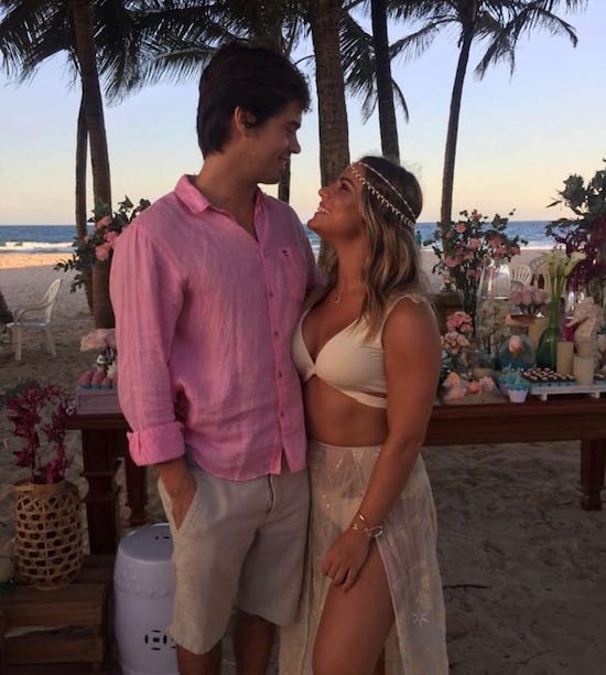 Marco Salles e Yasmim Nobre circulam de aliança na mão direita