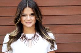 Thássia Naves promove arrecadações de roupas online