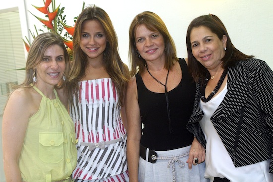 Denise Roque arma um aue hoje na Cholet em homenagem ao Dia Internacional da Mulher