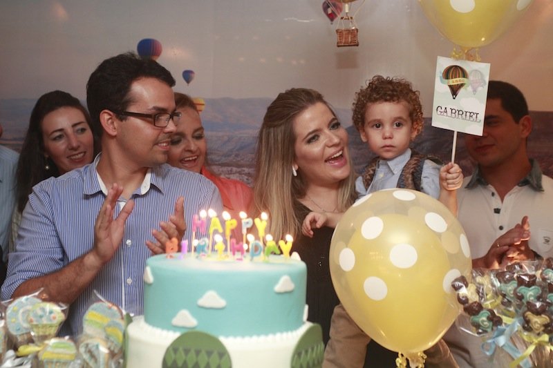 Neno e Karísia Sampaio pilotaram sessão sopro de velinhas do herdeiro Gabriel