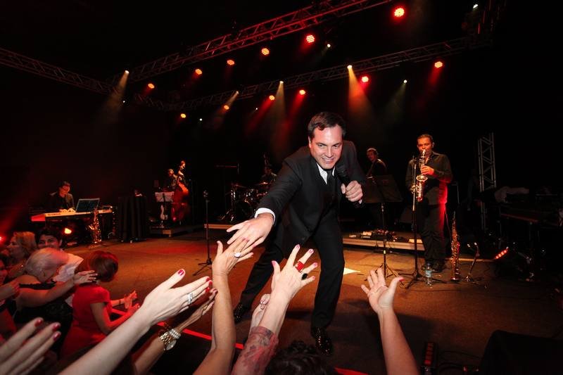 Daniel Boaventura brilha no palco e encanta a platéia, na Balada dos Namorados