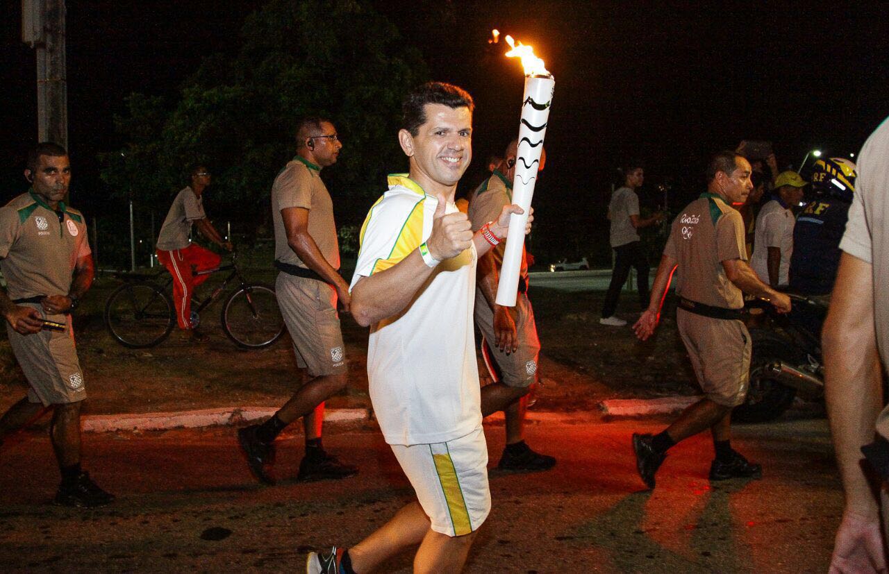 Erick Vasconcelos e Silvino Cabral conduzem a Tocha Olímpica em Fortaleza