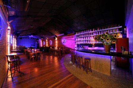 Banda Quasímodo leva bom humor ao Offset, em São Paulo