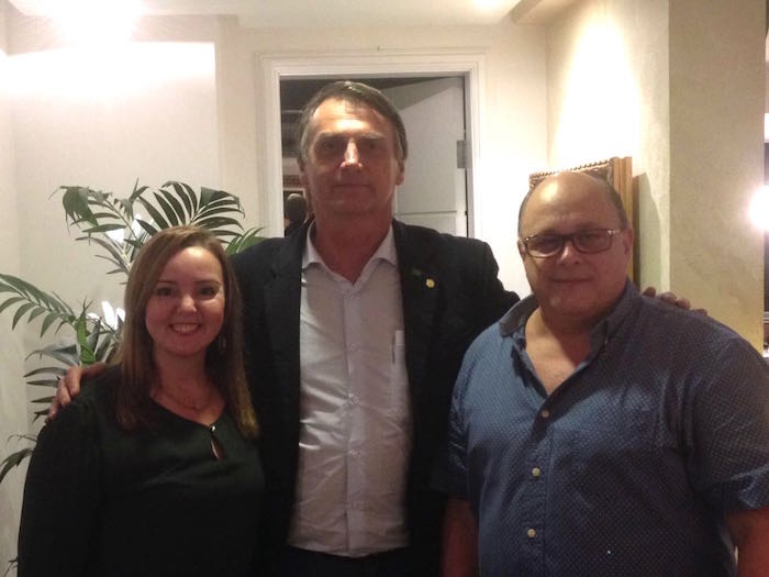 Nicole Barbosa e Philomeno Jr. armam jantar em torno do Bolsonaro