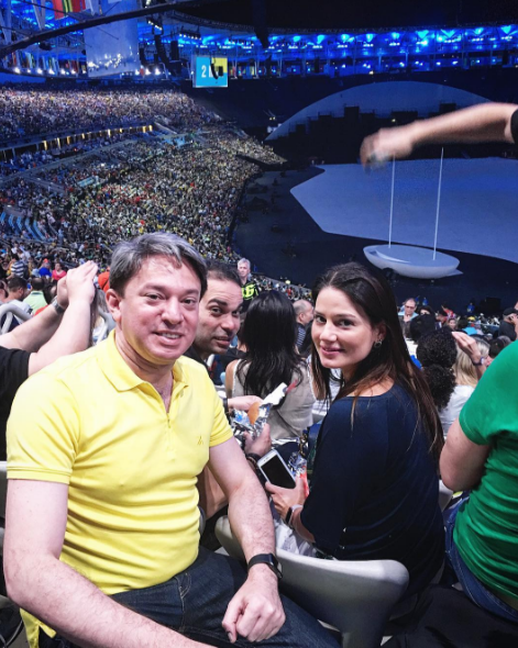 Paulo, Cláudio e Renata Vale conferem a abertura das Olimpíadas, no Rio