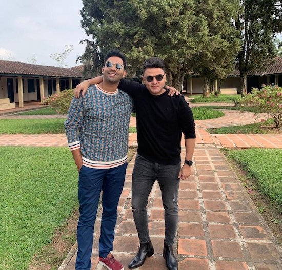 Homem do Sapato assina figurino de festas no reality show “A Fazenda”