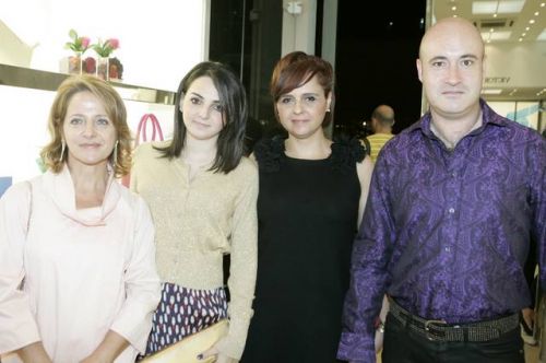 Loly Dias, Mariana e Angela Ribeiro, e Santiago Garrido