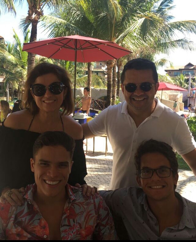 Micheline e Germano Albuquerque recepcionam amigos em almoço animado