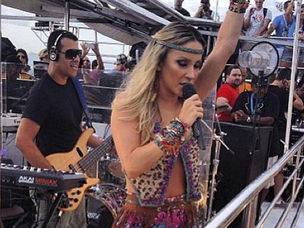 Claudia Leitte usa grife cearense no Carnaval de Salvador