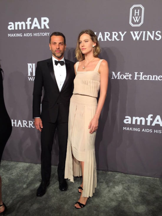 Alexandre Birman rouba a cena na amfAR 2017, em New York