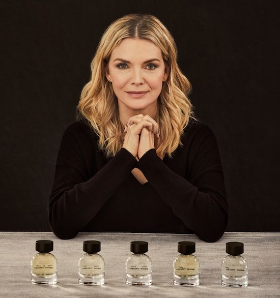 Michelle Pfeiffer lança linha de perfumes sustentáveis e unissex