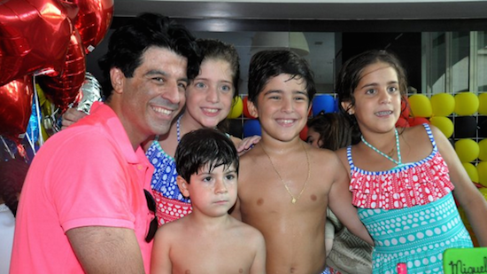 Ronaldo Otoch festeja os 10 anos dos trigêmeos