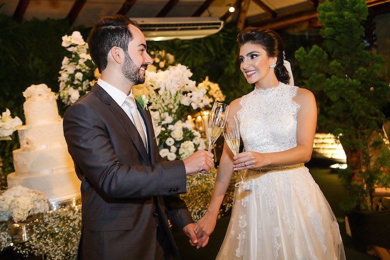 Felipe Barreira e Beatriz Tajra trocam alianças no altar do Santuário do Líbano