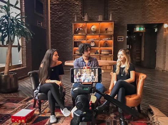 Davi Cartaxo faz duo com a atriz e cantora Júlia Gomes