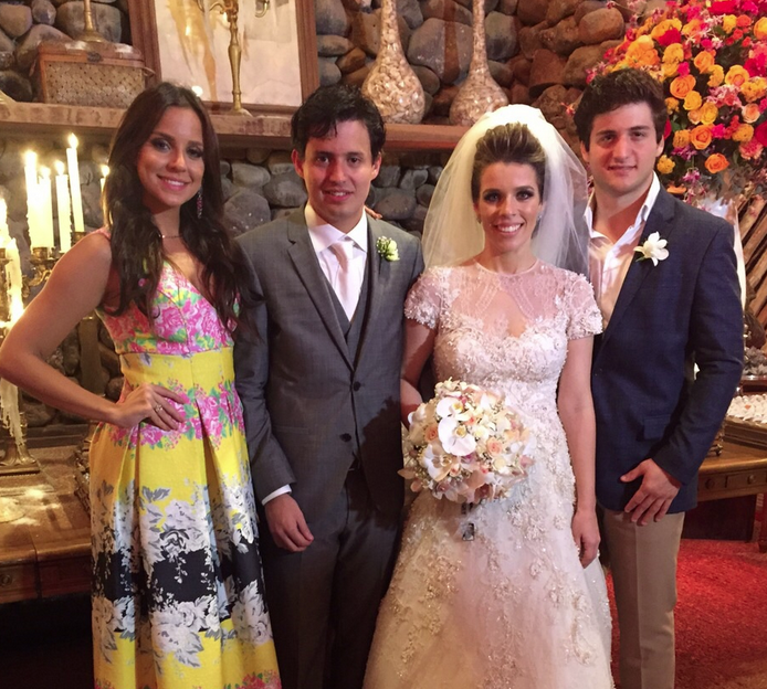 Henrique Lima e Lorena Santos dizem ”sim” e armam festa à beira mar