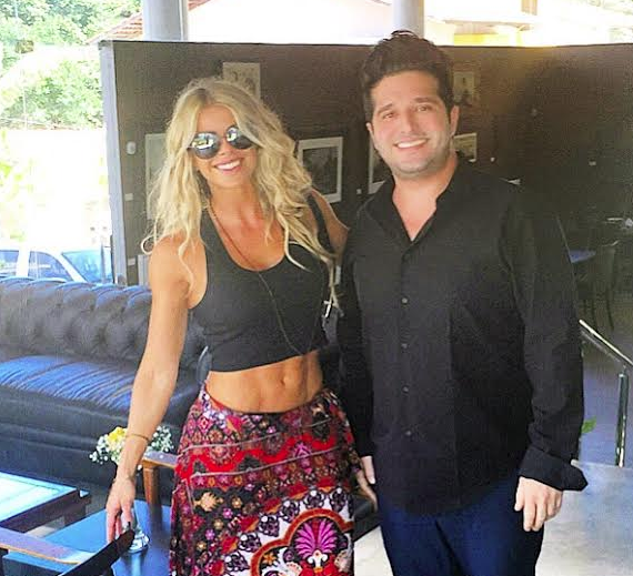 Karina Bacchi confere o menu do Pipo Restaurante