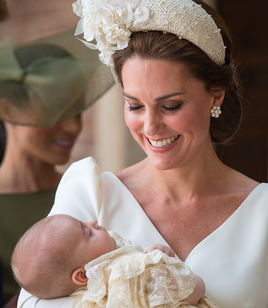 Príncipe Louis é batizado em cerimônia intimista em Londres