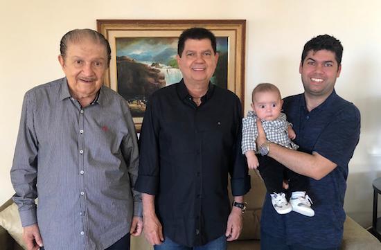 As quatro gerações de Benevides se reúnem para registro familiar