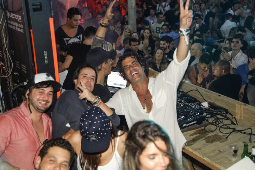 Está preparado para o próximo sunset do Cafe de La Musique?