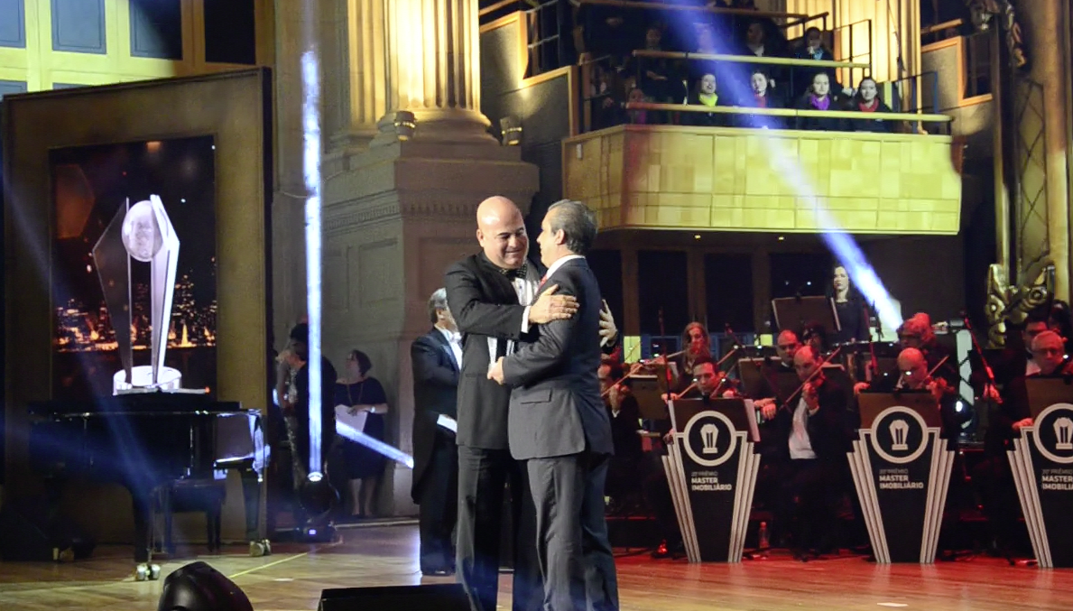 Vídeo exclusivo mostra premiação de Luciano Cavalcante no Prêmio Master Imobiliário