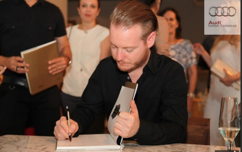 Sessão de autógrafos do livro do designer catarinense Jader Almeida movimenta a Le Spec