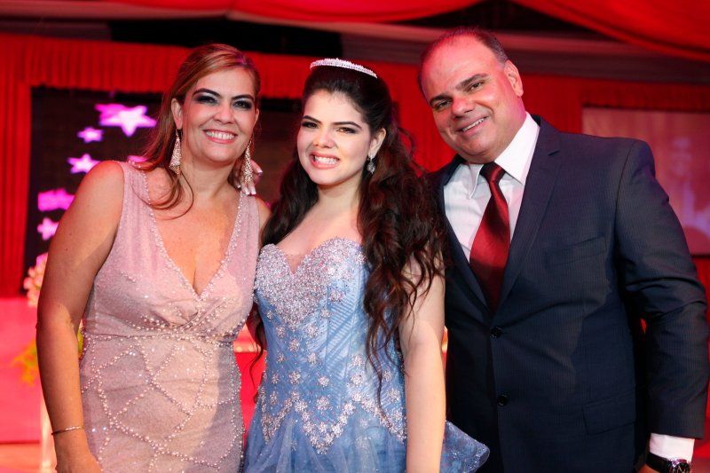 Denise Pinheiro e Eládio Bedê comemoraram os 15 Anos da herdeira Thaís