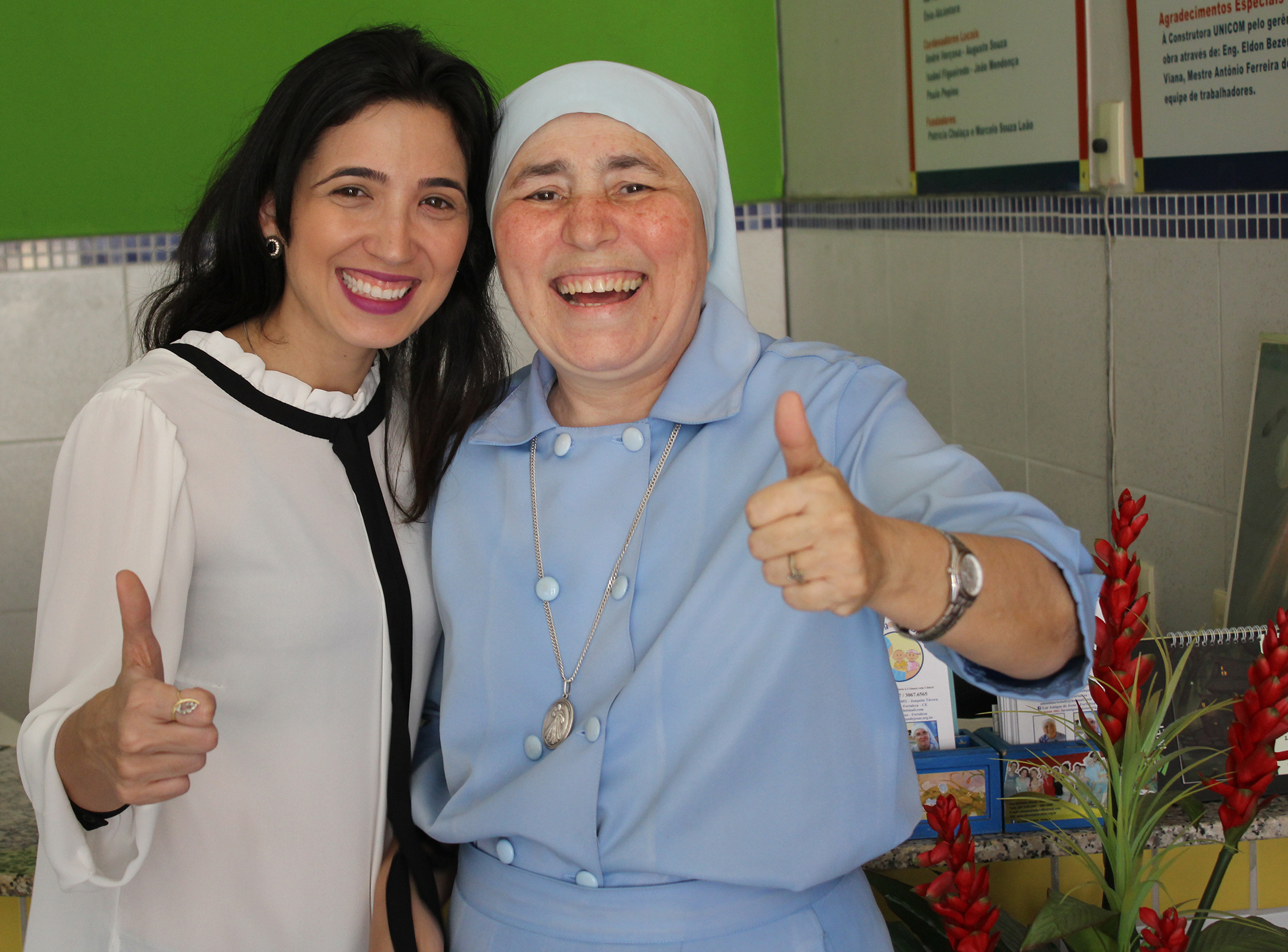 Renata Marinho entrega arrecadação da campanha ”Fazendo o Nosso Papel”