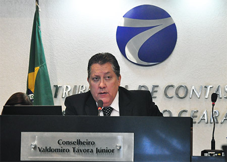 Valdomiro Távora arma solenidade em comemoração aos 80 anos do TCE