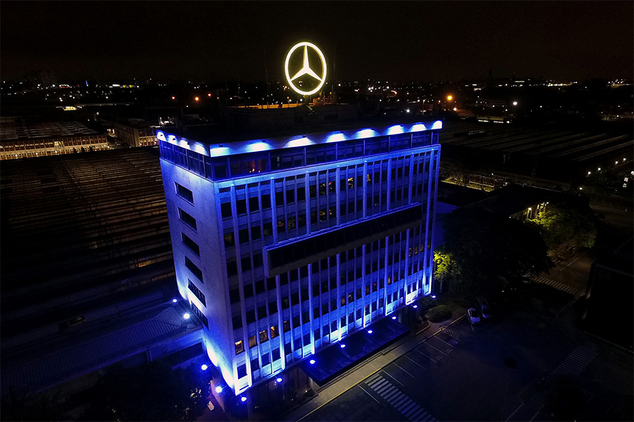 Mercedes-Benz do Brasil ganha iluminação azul. Saiba o por quê