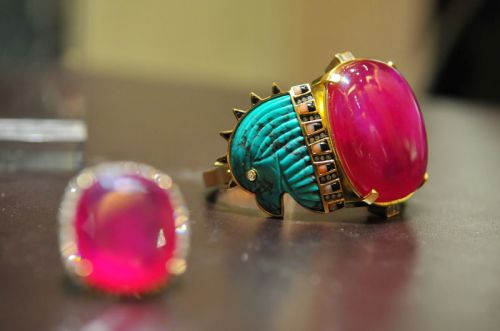detalhe da pulseira de ouro com rubi diamante turquesa coral e onix (à esq)
