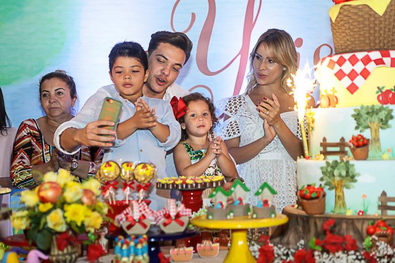 Wesley e Thyane armam uma linda festa para brindar os três anos da