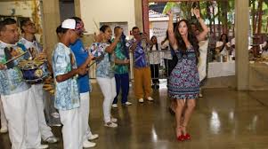 Megan Fox arrisca passos de samba