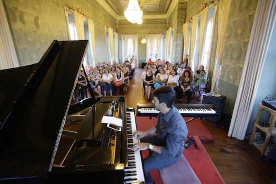 Felipe Adjafre e Nonato Lima fazem concerto no foyer do TJA