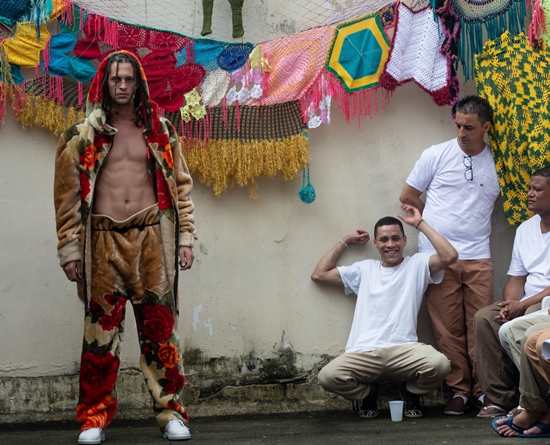 Desfile com coleção criada por detentos estará no SPFW