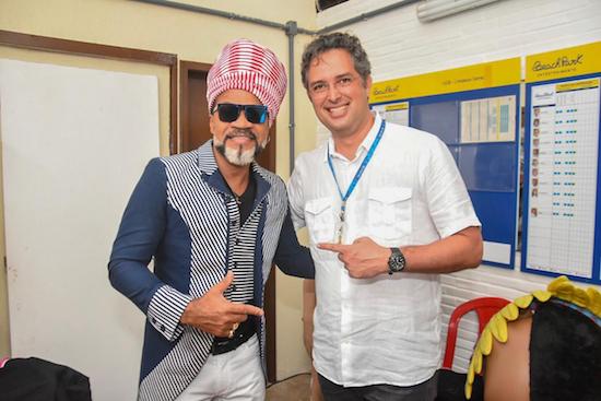 Carlinhos Brown agita o Dia Nacional da Alegria no Beach Park