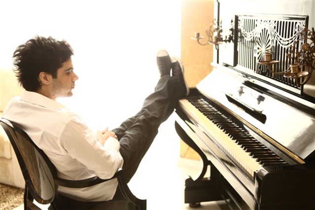 Rafael Maia tem seu piano “batizado” por McCartney