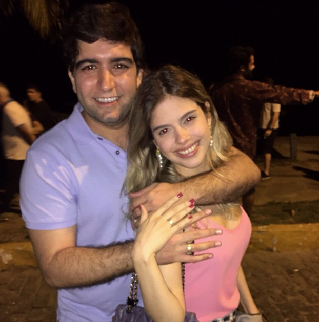 Júlio Bezerra e Priscila Esteves desfilam com aliança na mão direita!