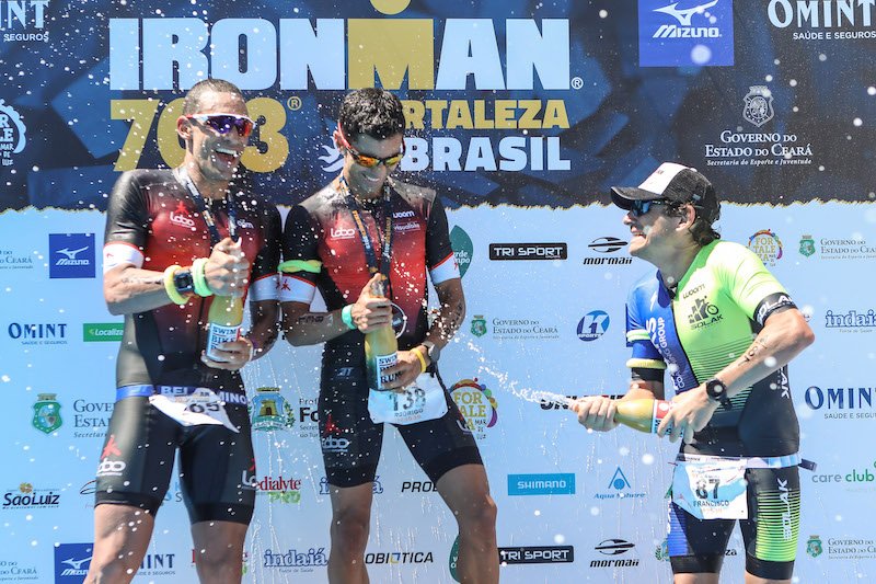 Homens de Ferro - Ironman 70.3 Fortaleza arrasta uma multidão até a Praia de Iracema para acompanhar de perto a disputada prova de triathlon