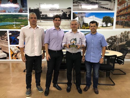 IRONMAN entrega troféu Amigo do IRONMAN a Neuri Freitas