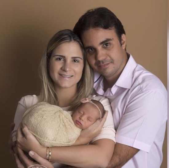 Lina Barrozo e José Pessoa de Araújo Neto levam Liv à pia batismal