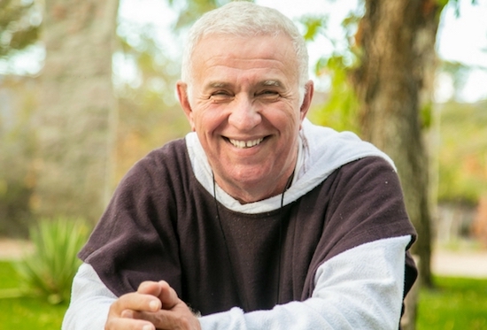 Padre Airton aterrissa em Fortaleza e celebra missa na Sede do IPA