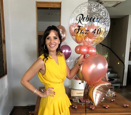 Rebecca Araújo troca de idade e recebe o carinho das amigas no Misaki